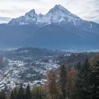 Der bayerische Markt Berchtesgaden ist unmittelbar vor dem Watzmann zu sehen, dessen Spitze mit Schnee bedeckt ist. (Symbolbild)