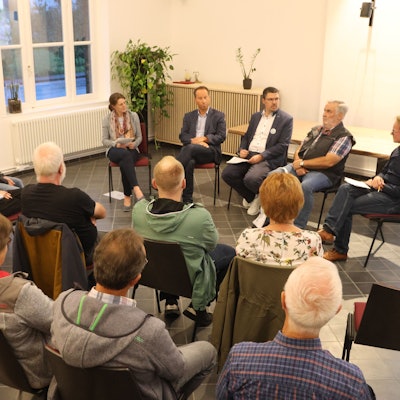 Eine Diskussionsrunde vor Publikum.