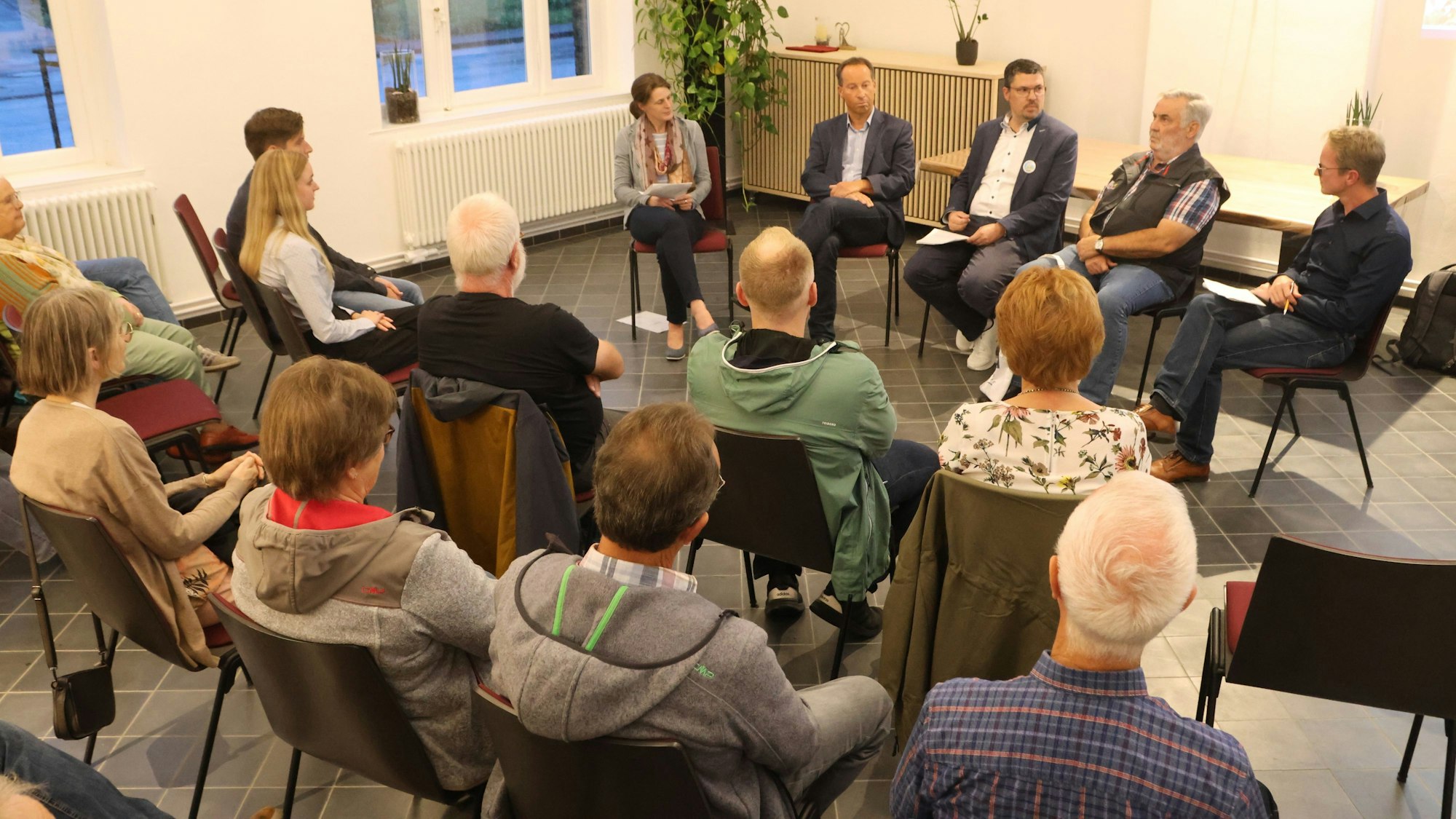 Eine Diskussionsrunde vor Publikum.