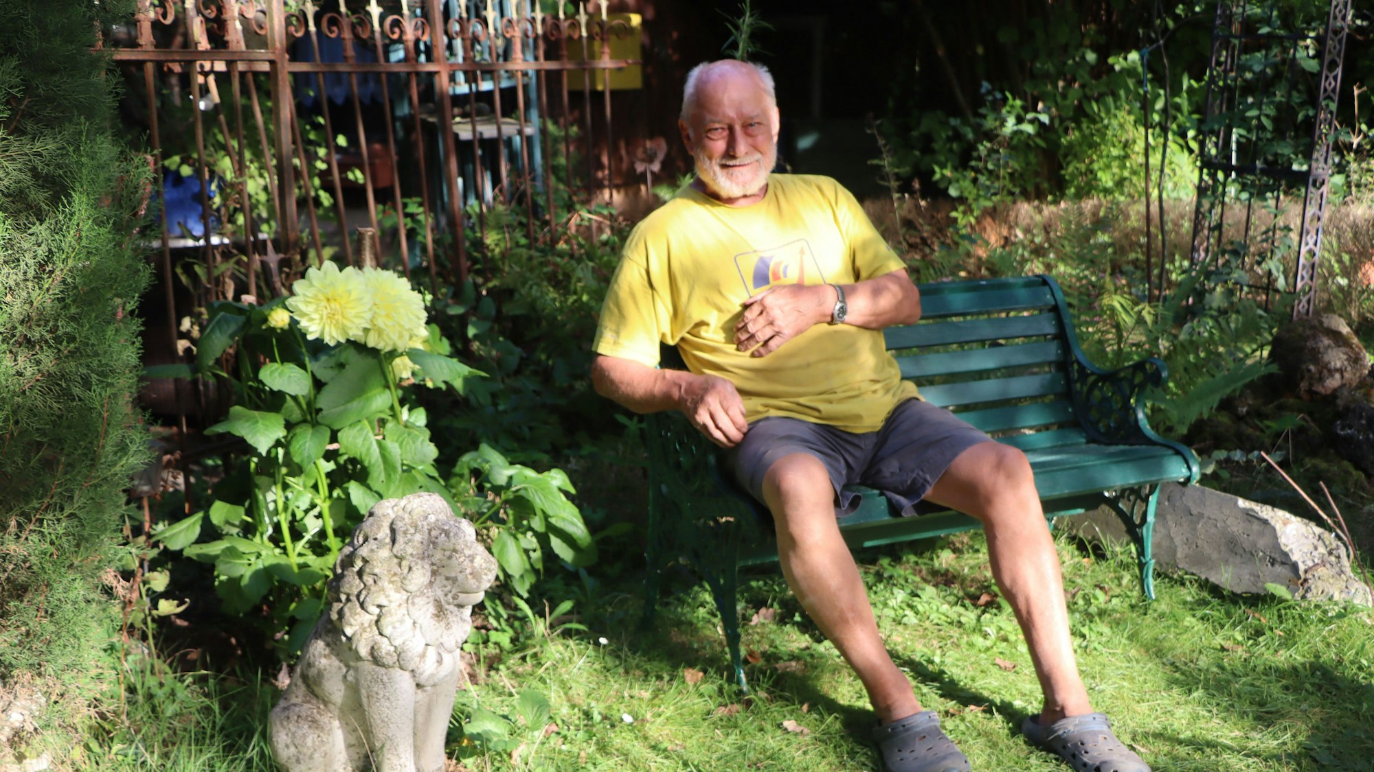 Das Foto zeigt Jürgen Moog sitzend auf einer Gartenbank.