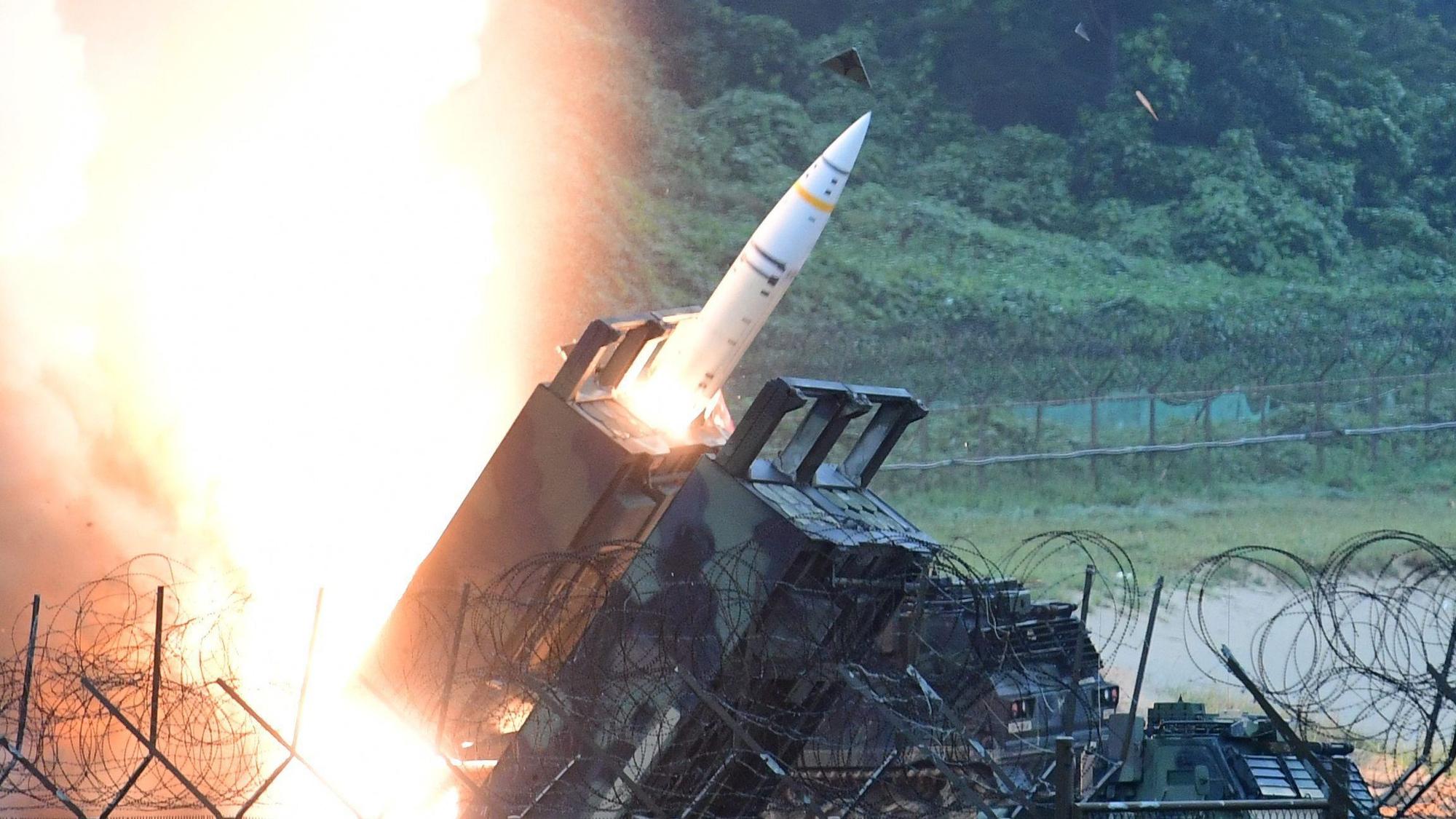 Eine Einheit der 8. US-Armee feuert eine Artillerie-Kurzstreckenrakete vom Typ ATACMS ab. Laut US-Medien könnte Washington dieses Waffensystem schon bald in die Ukraine liefern. (Archivbild)