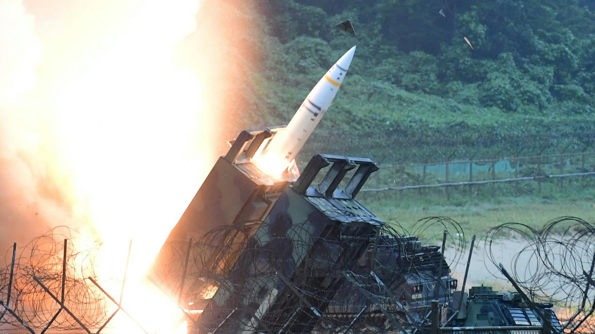 Eine Einheit der 8. US-Armee feuert eine Artillerie-Kurzstreckenrakete vom Typ ATACMS ab. Laut US-Medien könnte Washington dieses Waffensystem schon bald in die Ukraine liefern. (Archivbild)