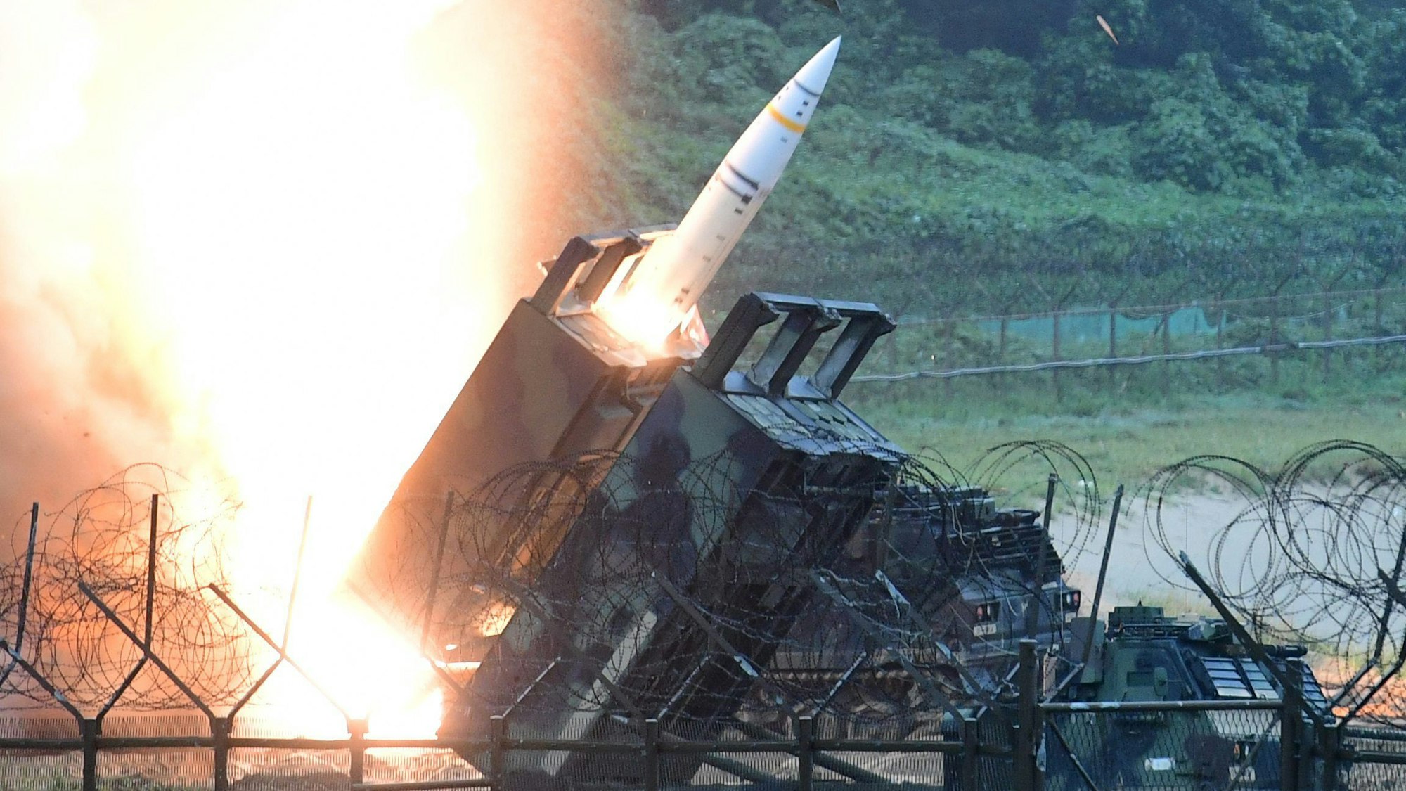 Eine Artillerie-Kurzstreckenrakete vom Typ ATACMS wird abgefeuert.