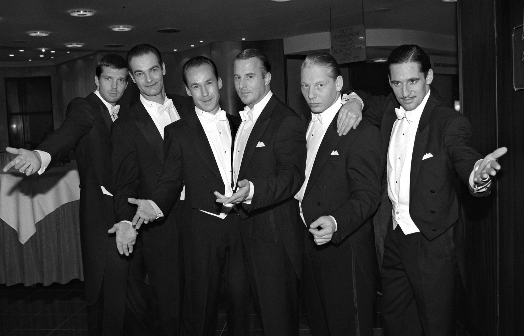 Vor mehr als 25 Jahren wurde auch der Kinofilmein großer Erfolg. Beim UFA-Filmball am 15.11.1997 in Neuss gaben sich die die Ehre: (v.l.) Kai Wiesinger, Heinrich Schafmeister, Ulrich Noethen, Heino Ferch, Ben Becker und Max Tidof.