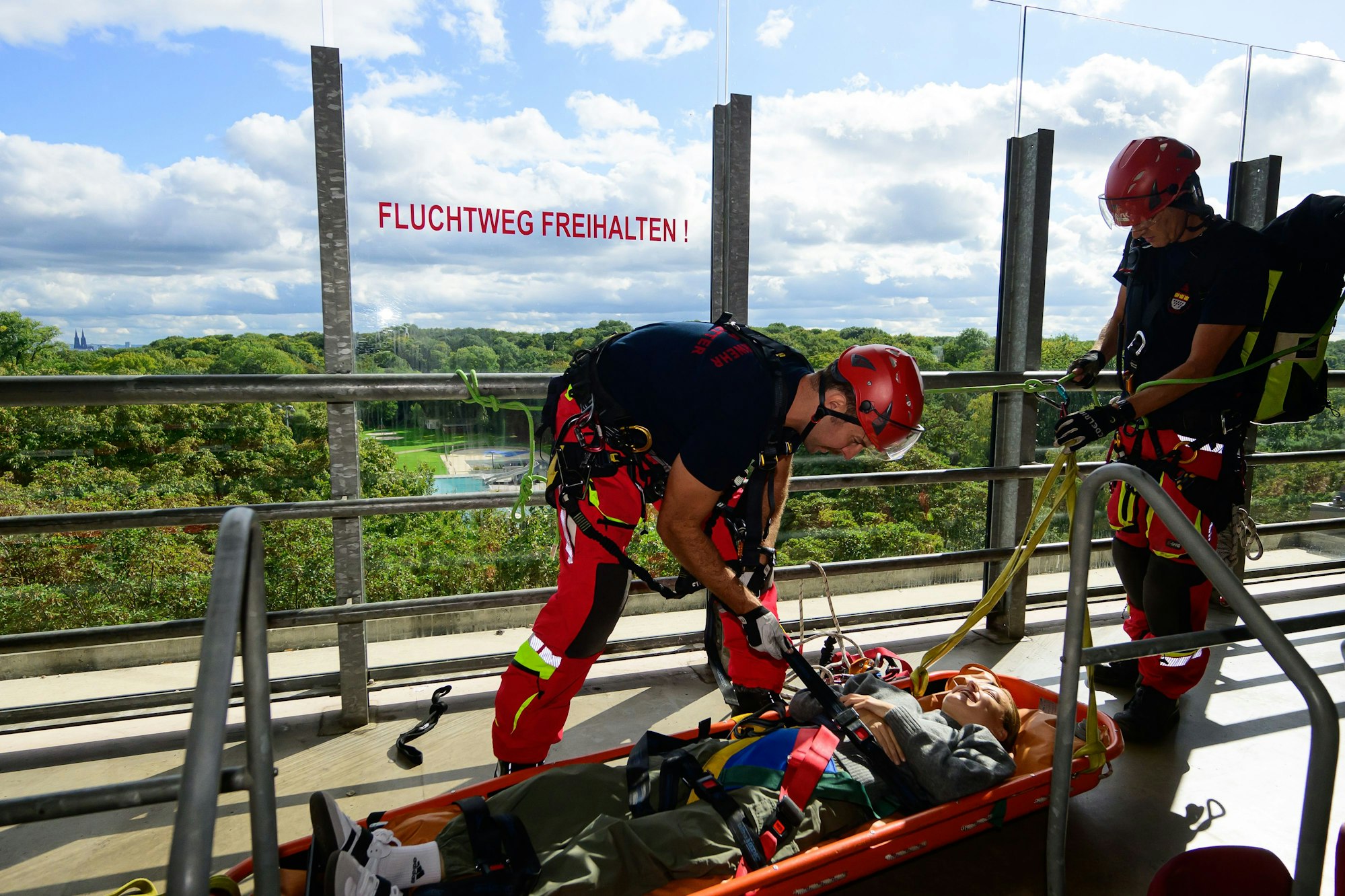 Behandelt wurde die „notleidende“ Person auf dem Oberrang der Osttribüne.
