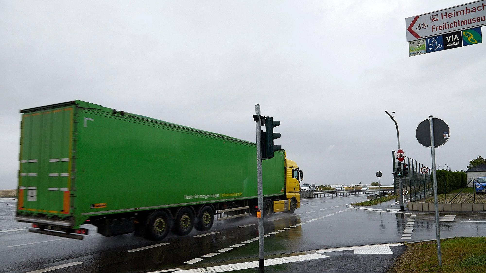 Ein großer Lastzug passiert auf der B266 die Ampelkreuzung.