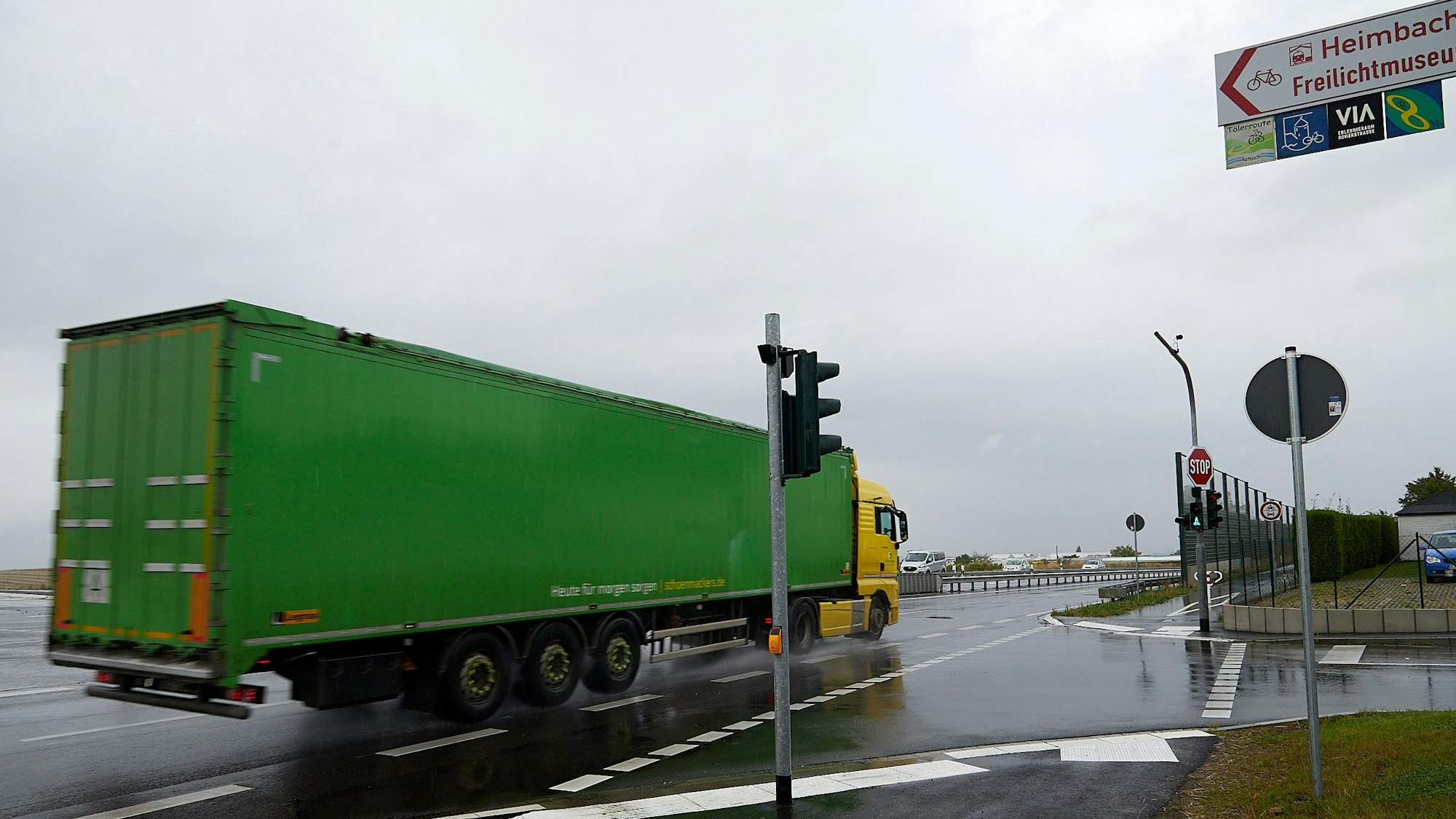Ein großer Lastzug passiert auf der B266 die Ampelkreuzung.