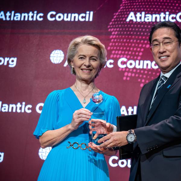 Fumio Kishida, Premierminister von Japan, wird mit dem „Global Citizen Award“, verliehen durch den „Atlantic Council“, ausgezeichnet, während daneben Laudatorin Ursula von der Leyen steht.
