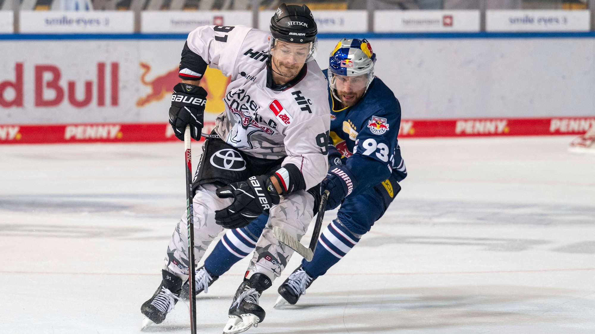 Moritz Mueller von den Koelner Haien und Maximilian Kastner vom EHC München.