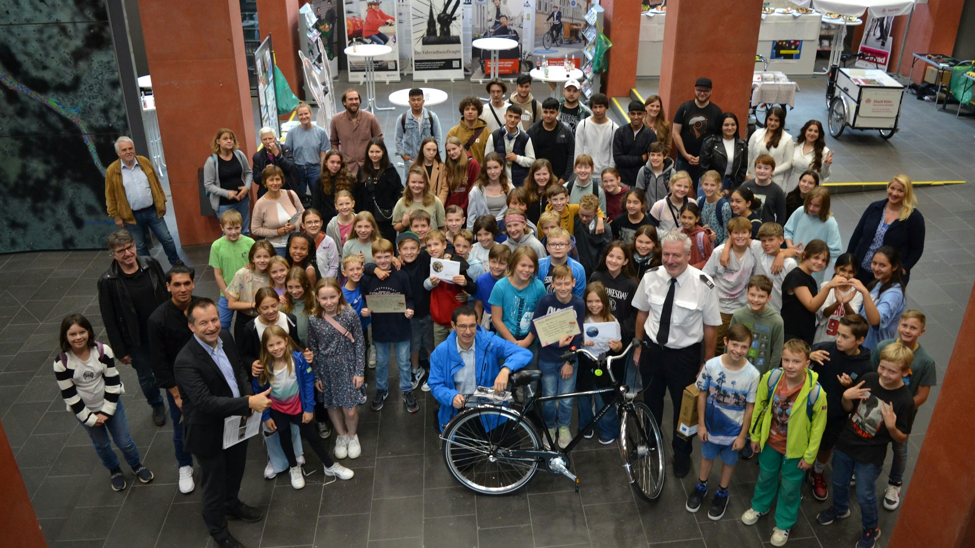 Die Teilnehmenden des Wettbewerbs "Sicheres Radfahren"