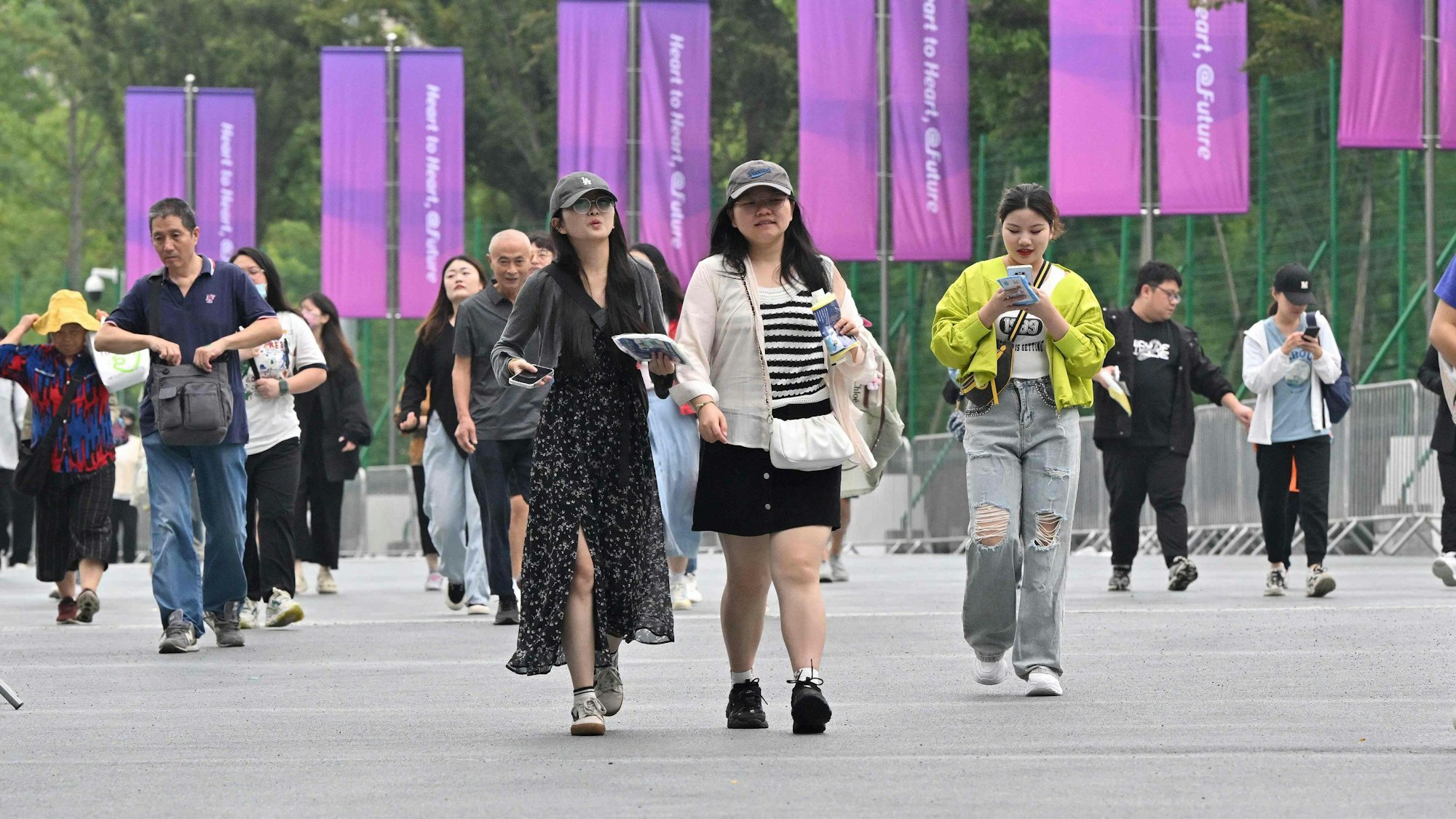 Spectators arrive at Gongshu Canal Sports Park Gymnasium for the team preliminary round of table tennis during the 2022 Asian Games in Hangzhou in China's eastern Zhejiang province on September 22, 2023. (Photo by Jung Yeon-je / AFP)