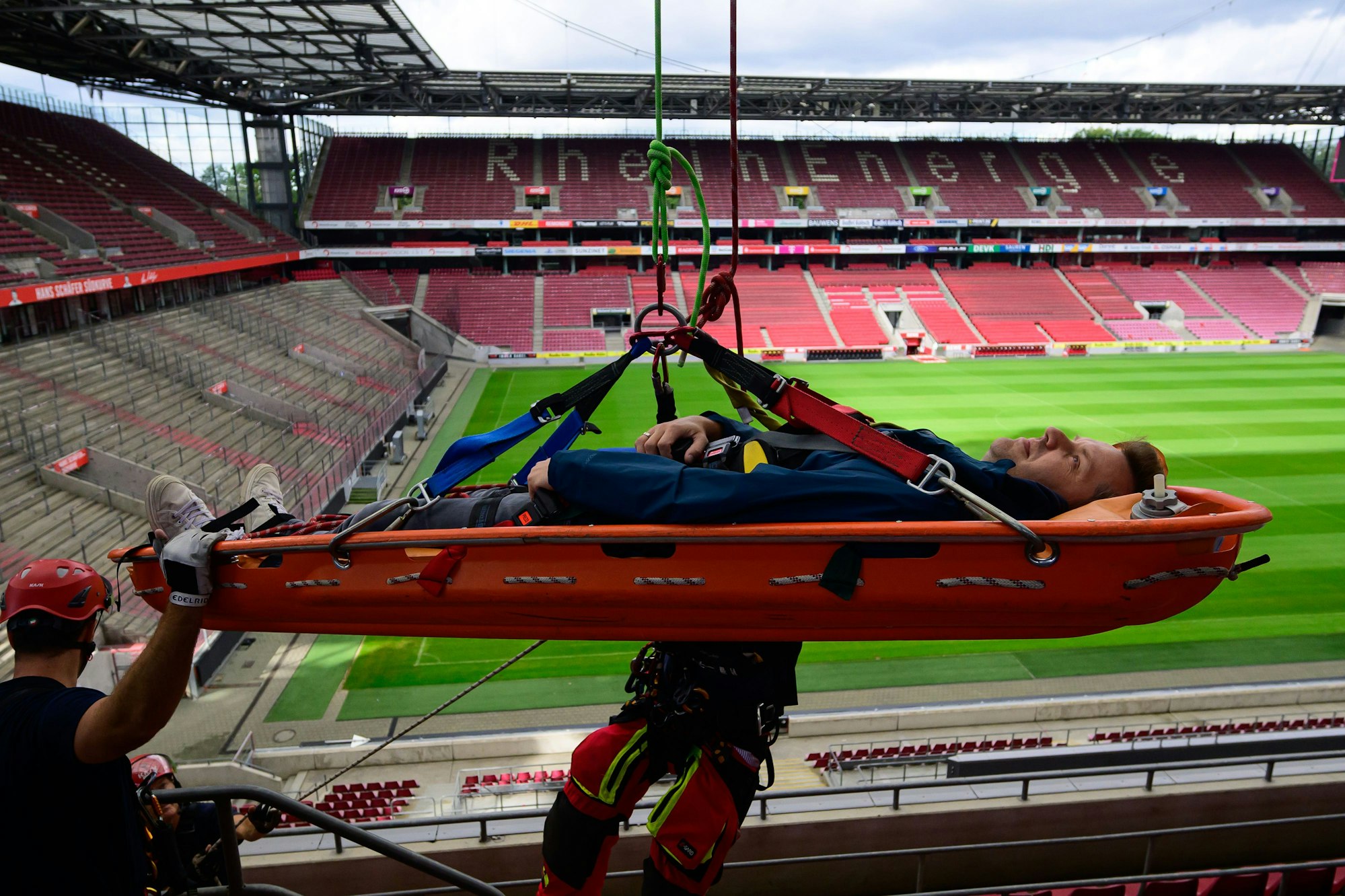 Behandelt wurde die „notleidende“ Person auf dem Oberrang der Osttribüne.
