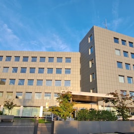 Das rheinisch-bergische Kreishaus steht in der Abendsonne vor blauem Himmel.