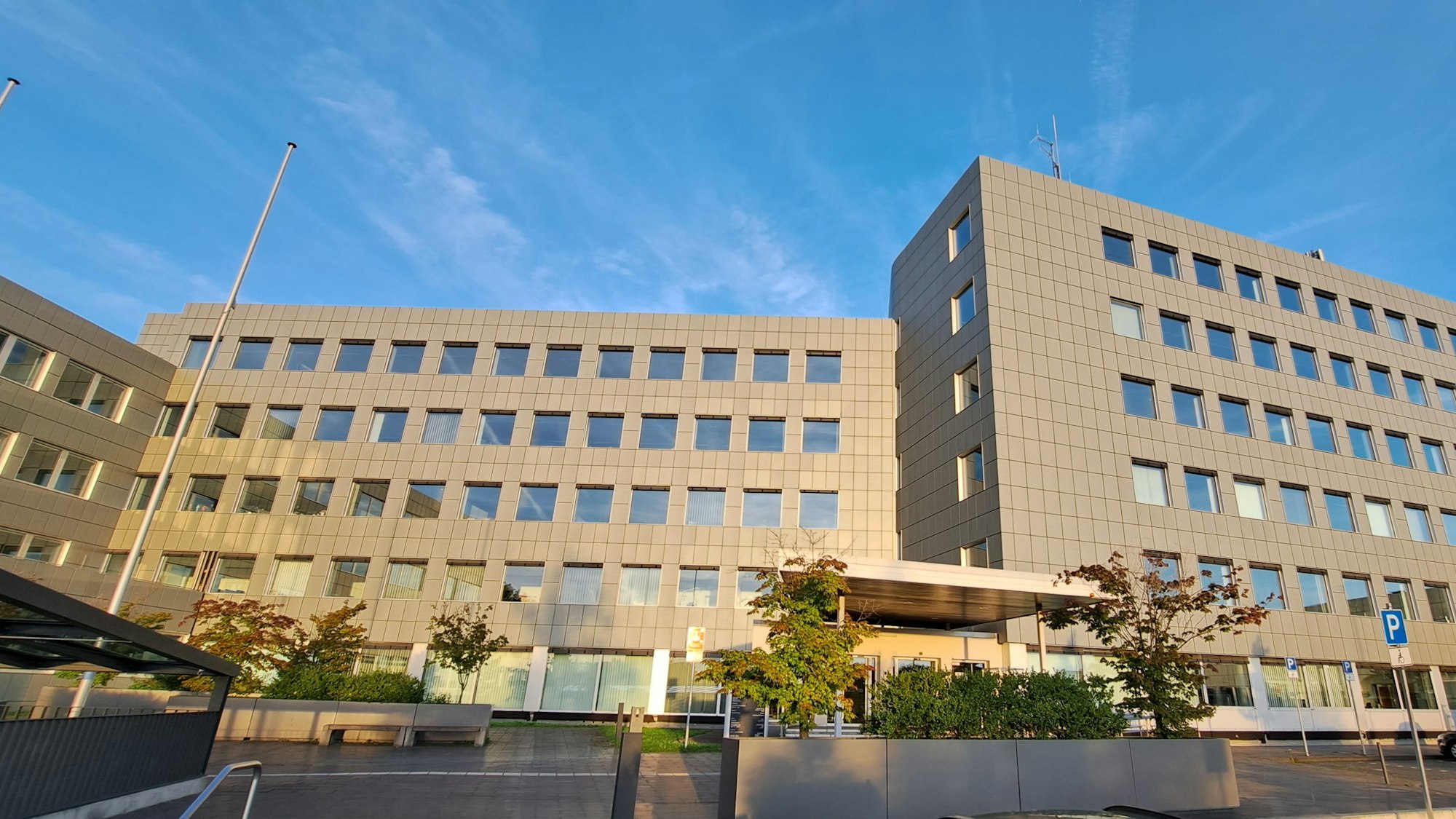 Das rheinisch-bergische Kreishaus steht in der Abendsonne vor blauem Himmel.