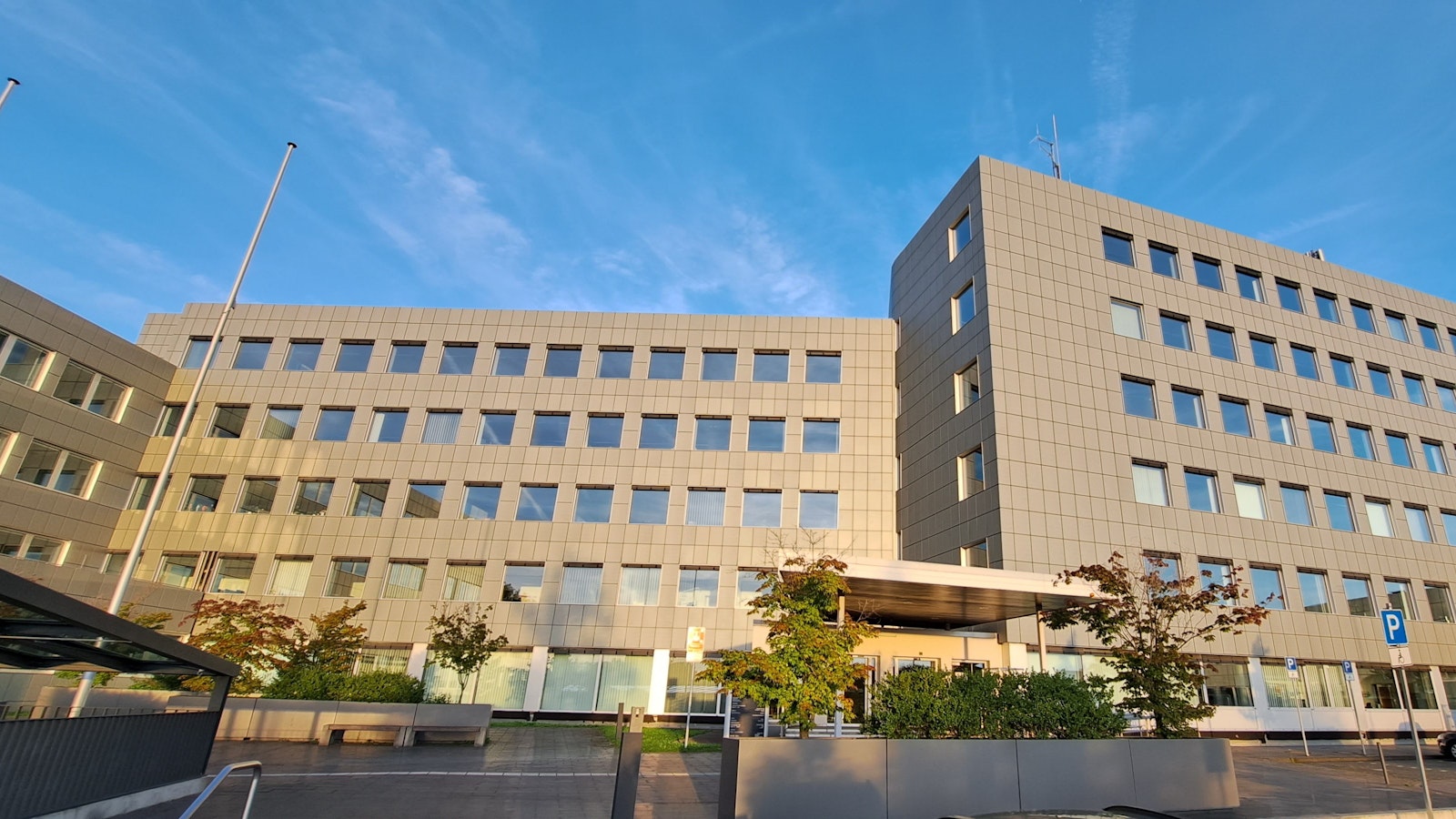 Das rheinisch-bergische Kreishaus steht in der Abendsonne vor blauem Himmel.