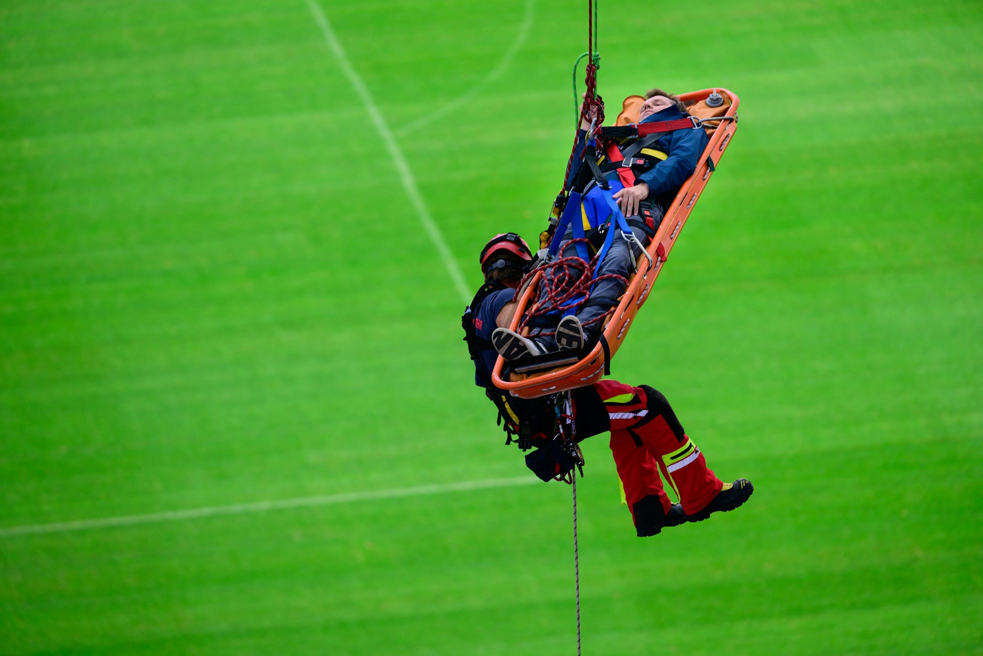 Schwindelerregende Höhe: Unter dem Stadiondach seilten sich die Mitarbeiter ab.