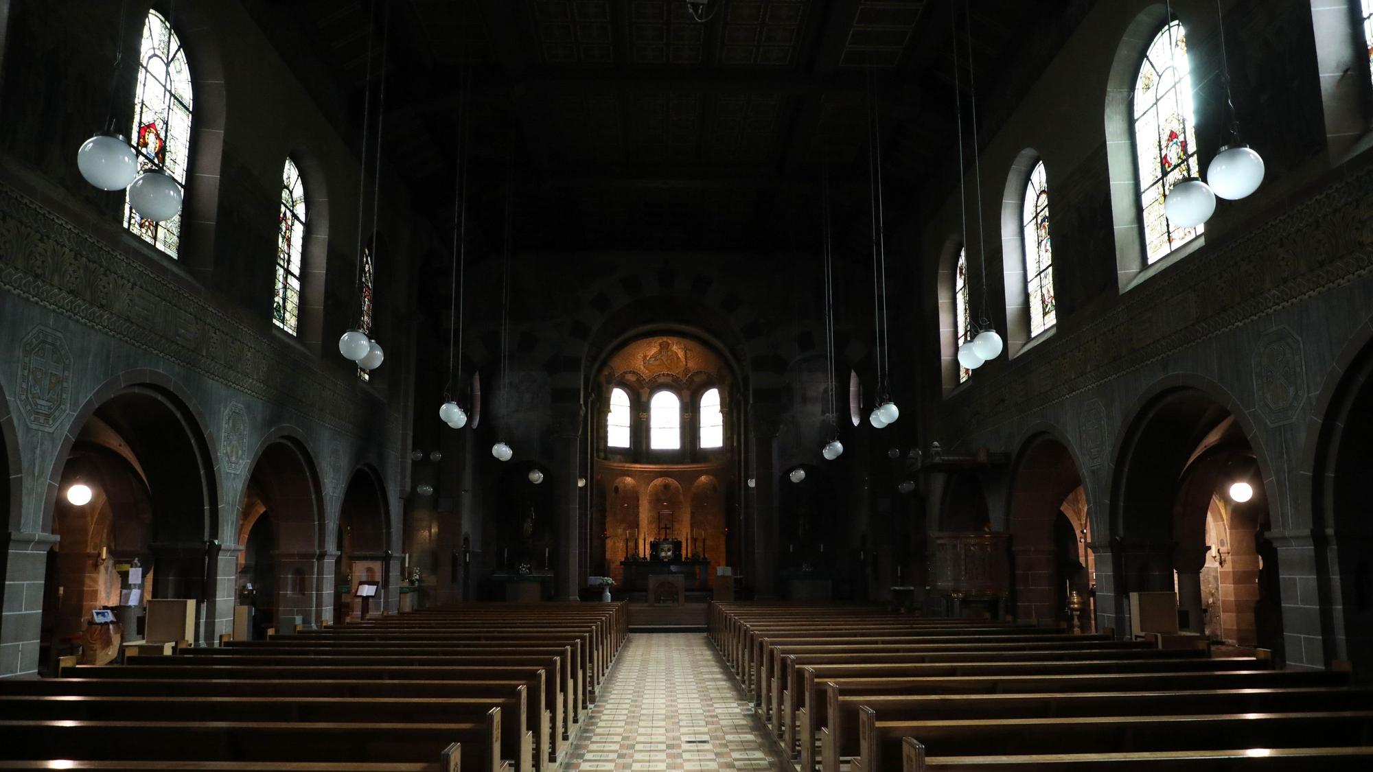 Der Innenraum von St. Laurentius Bergisch Gladbach.