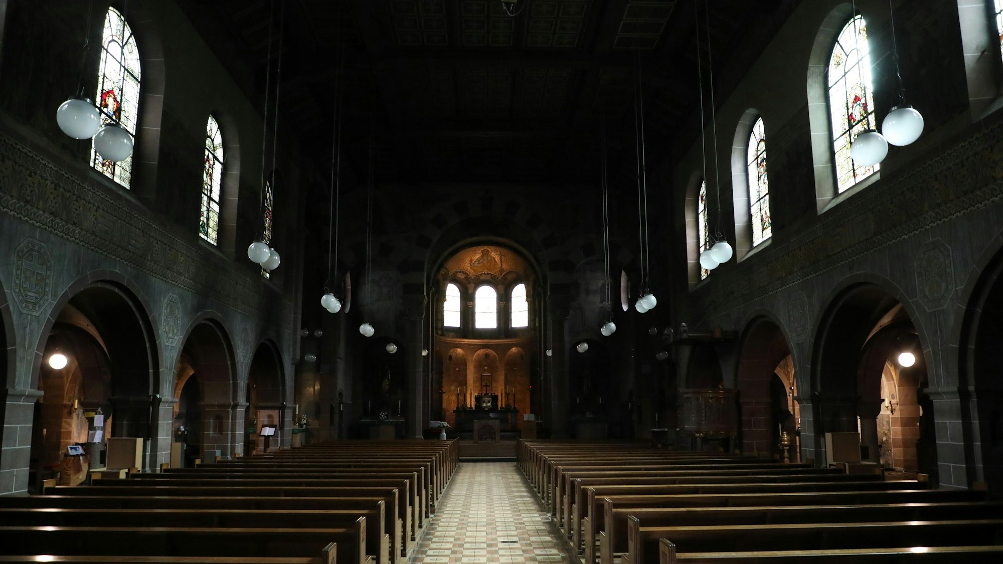 Der Innenraum von St. Laurentius Bergisch Gladbach.