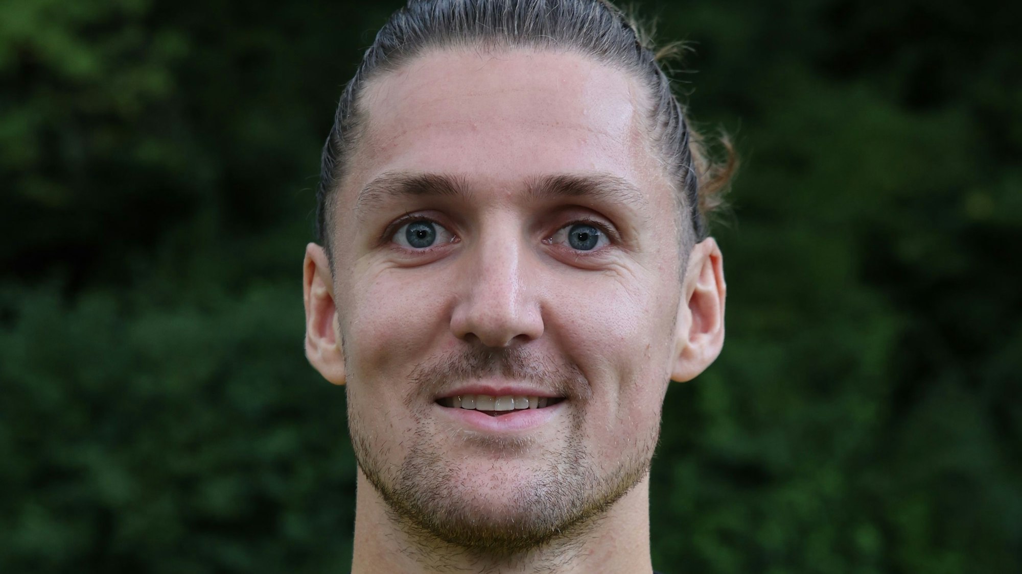 Zu sehen ist das Porträt eines Fußballspielers