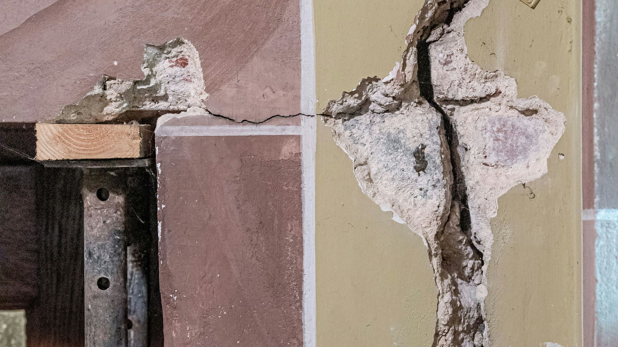 Risse und Schäden im Mauerwerk der Kirche St. Laurentius in Bergisch Gladbach.