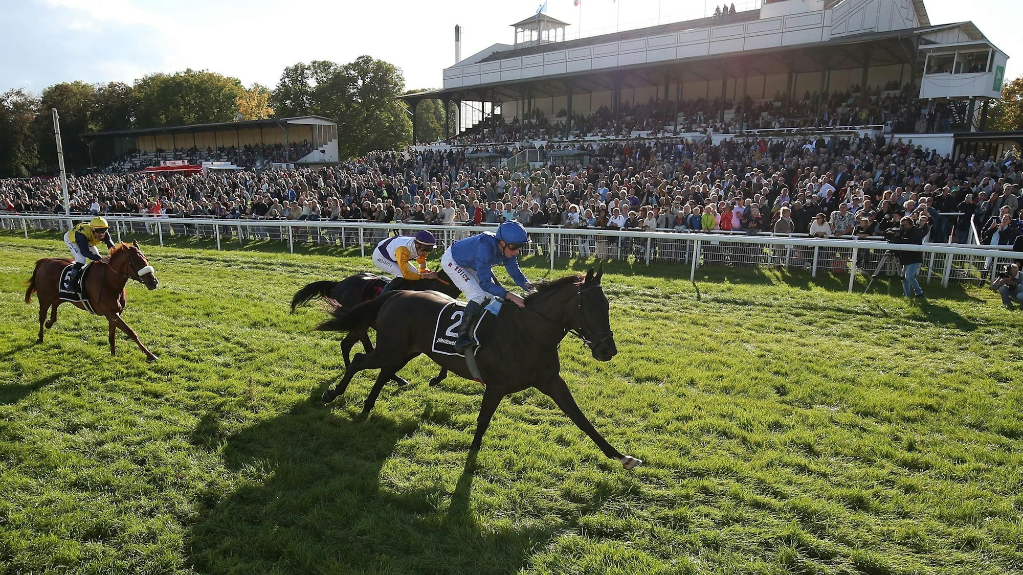 Sieger des vergangenen Jahres: Rebel's Romance (vorne) mit Jockey William Buick beim 60. Preis von Europa.