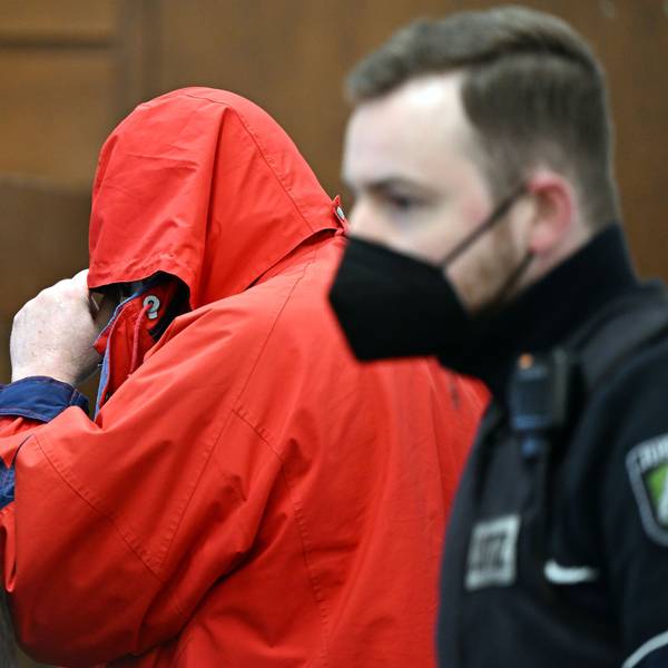 Der angeklagte katholische Priester wird in den Gerichtssaal geführt. Das Landgericht Köln hat am Freitag einen katholischen Priester zu zwölf Jahren Haft wegen des sexuellen Missbrauchs von Kindern verurteilt. Der 70 Jahre alte Pfarrer muss außerdem drei Nebenklägerinnen Schmerzensgeld in Höhe von 5000, 10 000 und 35 000 Euro zahlen. +++ dpa-Bildfunk +++