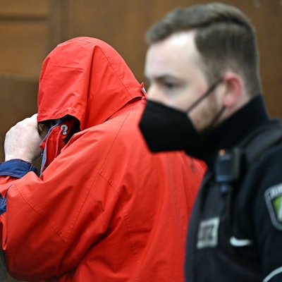 Der angeklagte katholische Priester wird in den Gerichtssaal geführt. Das Landgericht Köln hat am Freitag einen katholischen Priester zu zwölf Jahren Haft wegen des sexuellen Missbrauchs von Kindern verurteilt. Der 70 Jahre alte Pfarrer muss außerdem drei Nebenklägerinnen Schmerzensgeld in Höhe von 5000, 10 000 und 35 000 Euro zahlen. +++ dpa-Bildfunk +++