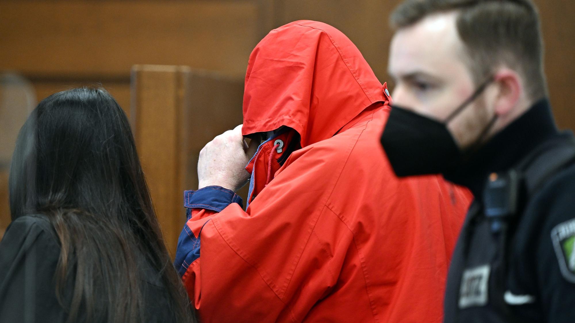 Der angeklagte katholische Priester wird in den Gerichtssaal geführt. Das Landgericht Köln hat am Freitag einen katholischen Priester zu zwölf Jahren Haft wegen des sexuellen Missbrauchs von Kindern verurteilt. Der 70 Jahre alte Pfarrer muss außerdem drei Nebenklägerinnen Schmerzensgeld in Höhe von 5000, 10 000 und 35 000 Euro zahlen. +++ dpa-Bildfunk +++
