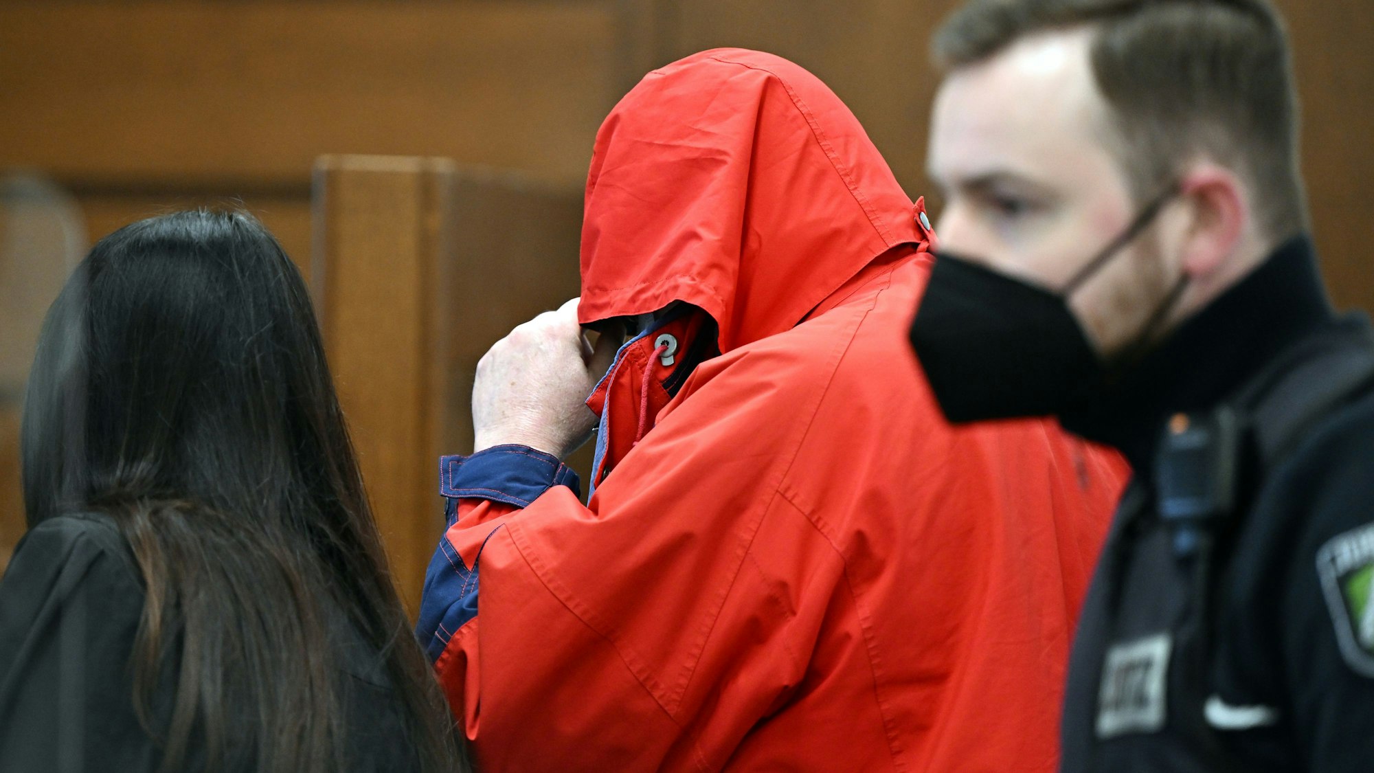 Im Februar 2022 war Pfarrer U. (im roten Anorak) vom Kölner Landgericht wegen mehrfachen Missbrauchs zu zwölf Jahren Haft verurteilt worden und als Folge 2023 aus dem Klerikerstand entlassen worden.