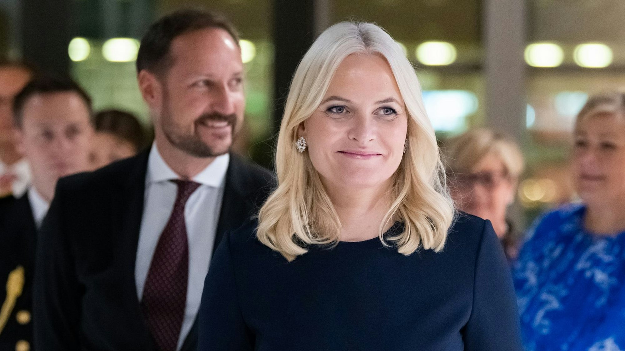 Kronprinzessin Mette-Marit und Kronprinz Haakon bei einem öffentlichen Auftritt.