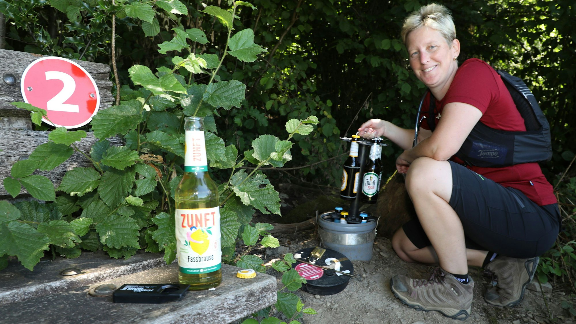 Eine mit Flaschen bestückte Bierhöhle am Rand des Bierweges.