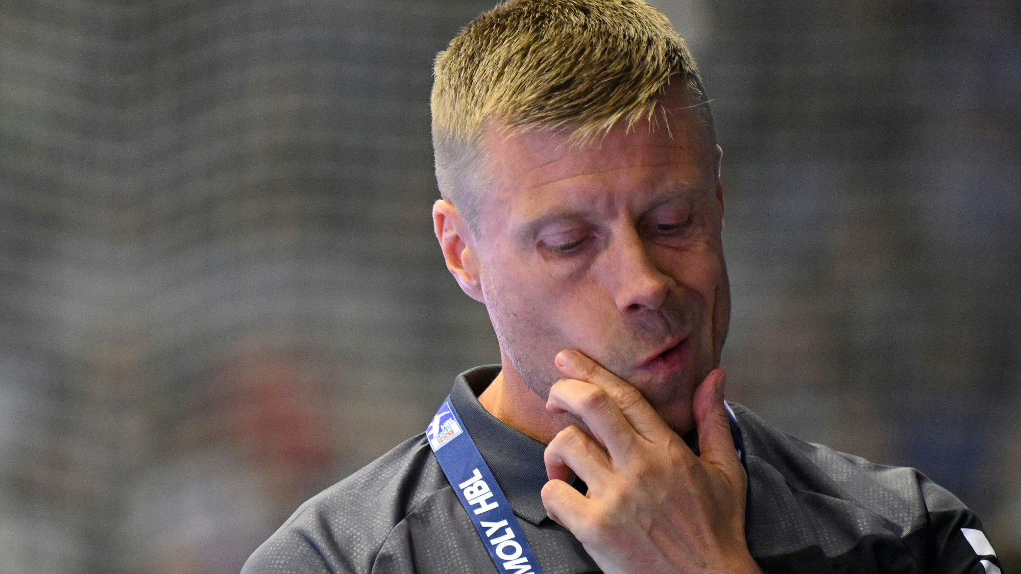 Nahaufnahme eines grübelnden Handball-Trainers