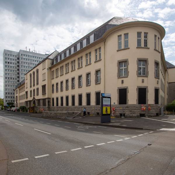 Der Komplex aus ehemaliger Oberfinanzdirektion und Generalzolldirektion an der Riehler Straße steht seit Jahren leer.
