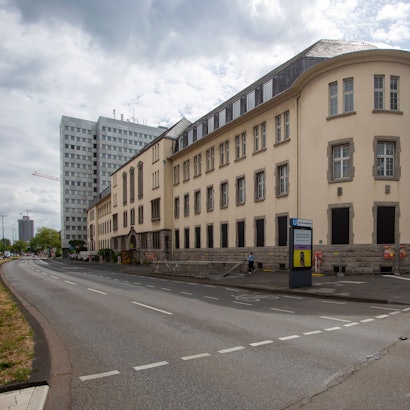 Der Komplex aus ehemaliger Oberfinanzdirektion und Generalzolldirektion an der Riehler Straße steht seit Jahren leer.