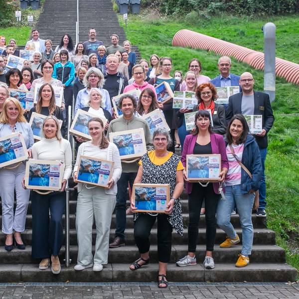 Mehr als 50 Lehrerinnen und Lehrer nahmen auf Metabolon die kostenlosen Bildungskoffer für Schulen in Empfang.
