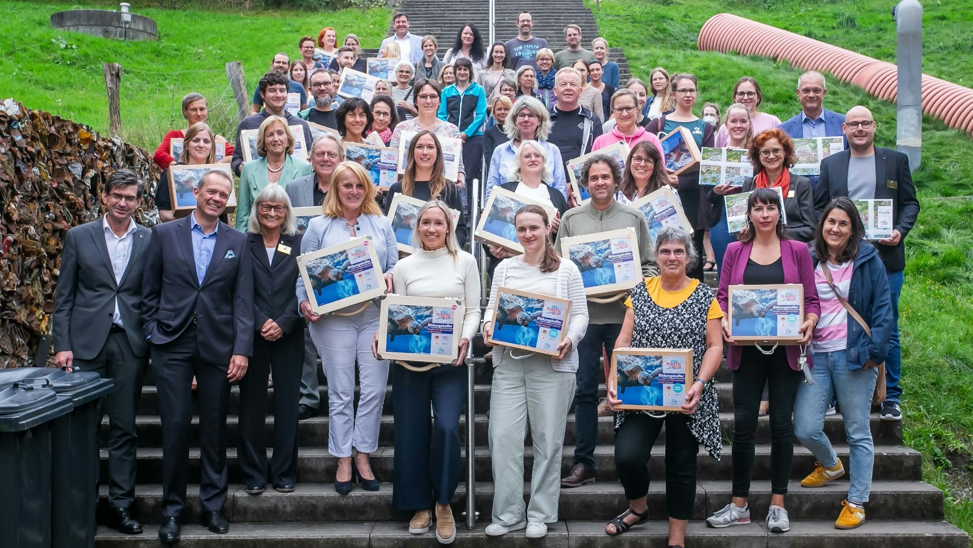 Mehr als 50 Lehrerinnen und Lehrer nahmen auf Metabolon die kostenlosen Bildungskoffer für Schulen in Empfang.