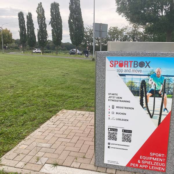 Zu sehen ist die mit Bedienungsinformationen beschriftete Sportbox auf der Freizeitwiese.