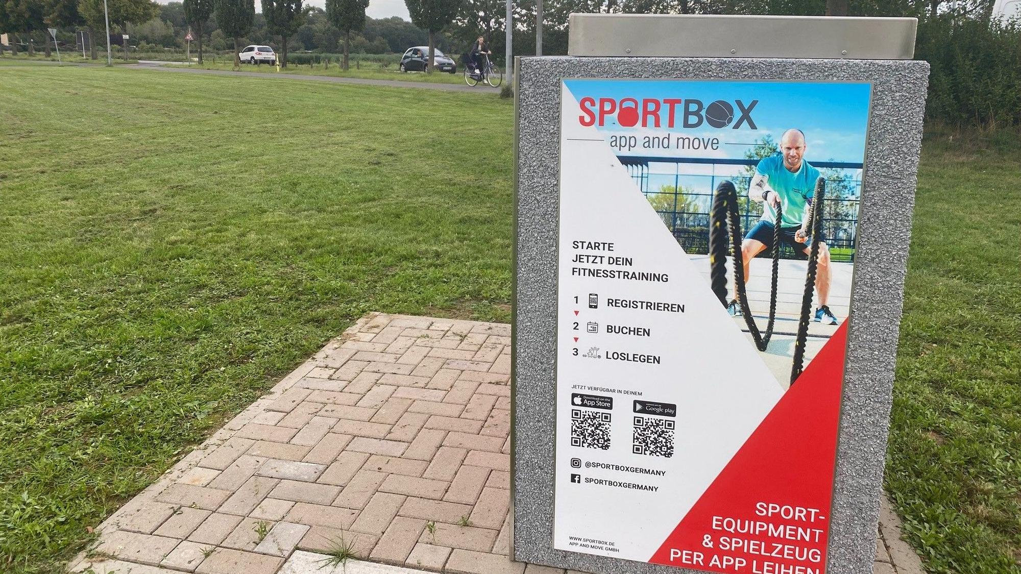 Zu sehen ist die mit Bedienungsinformationen beschriftete Sportbox auf der Freizeitwiese.