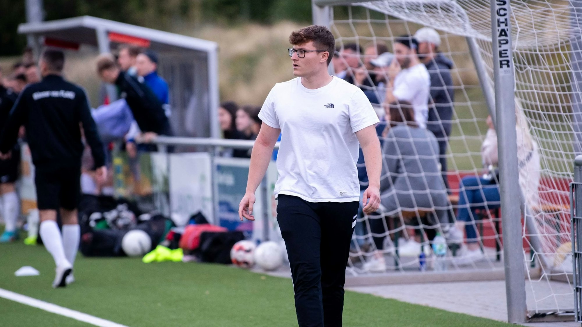 Flamersheims Trainer Marco Markwald am Spielfeldrand.