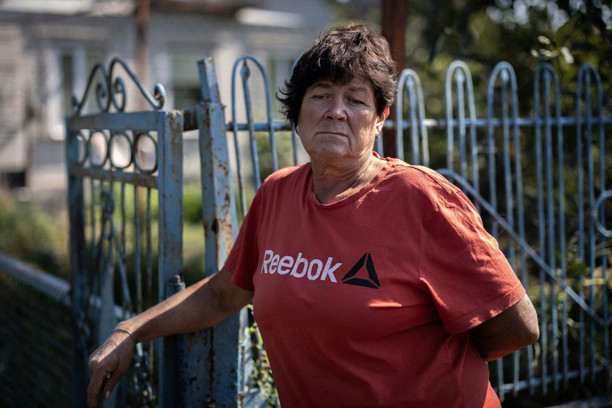 Soja (65), steht vor ihrem Haus in dem südukrainischen Dorf Nowoolexandriwka.