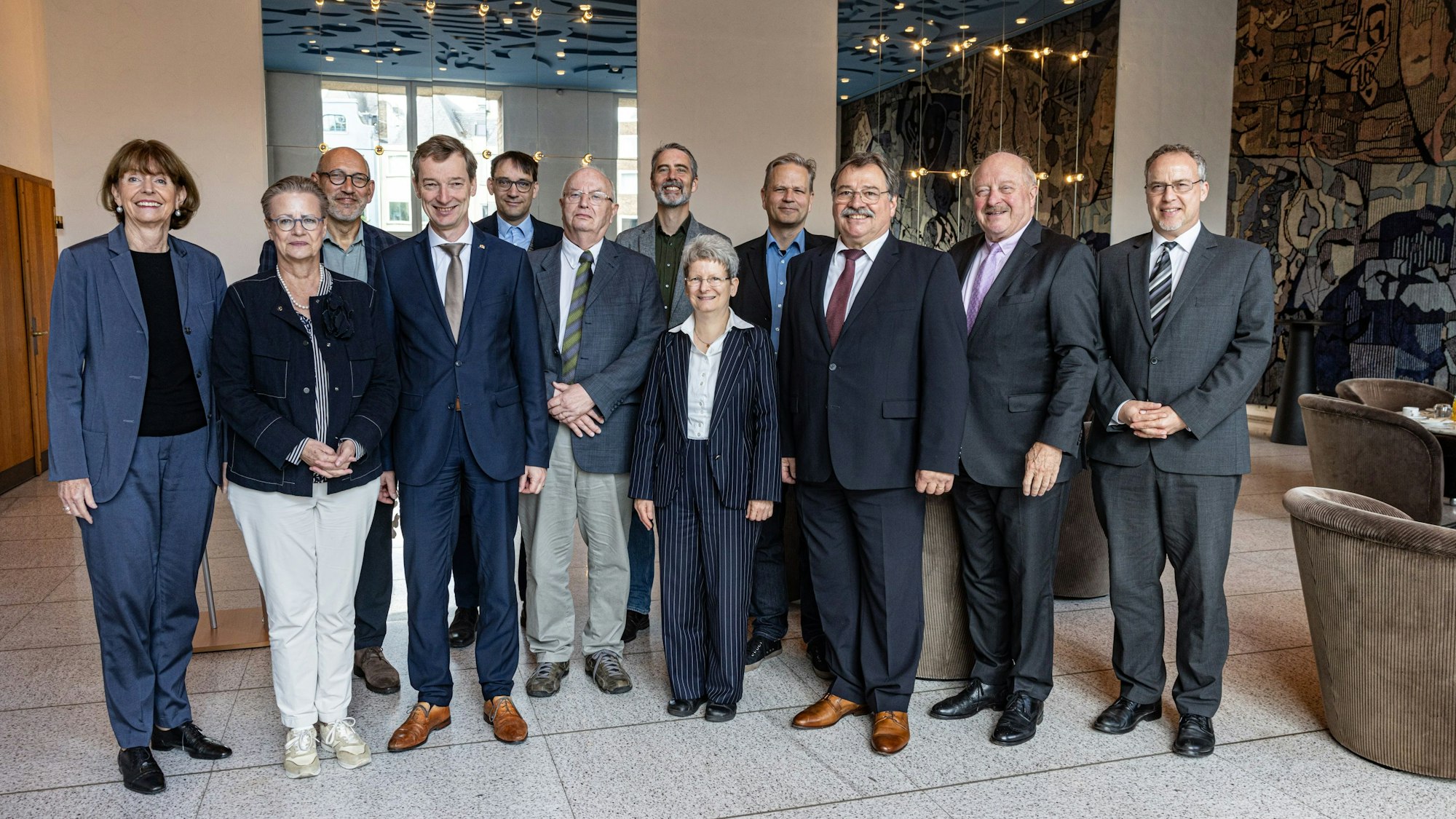 Der Beirat für Wiederaufbau mit Henriette Reker im Muschelsaal.