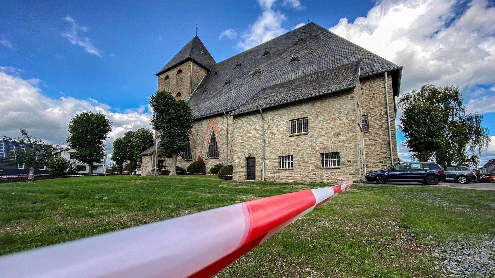 Blick auf die Kirche St. Apollinaris hinter rot-weißem Flatterband.