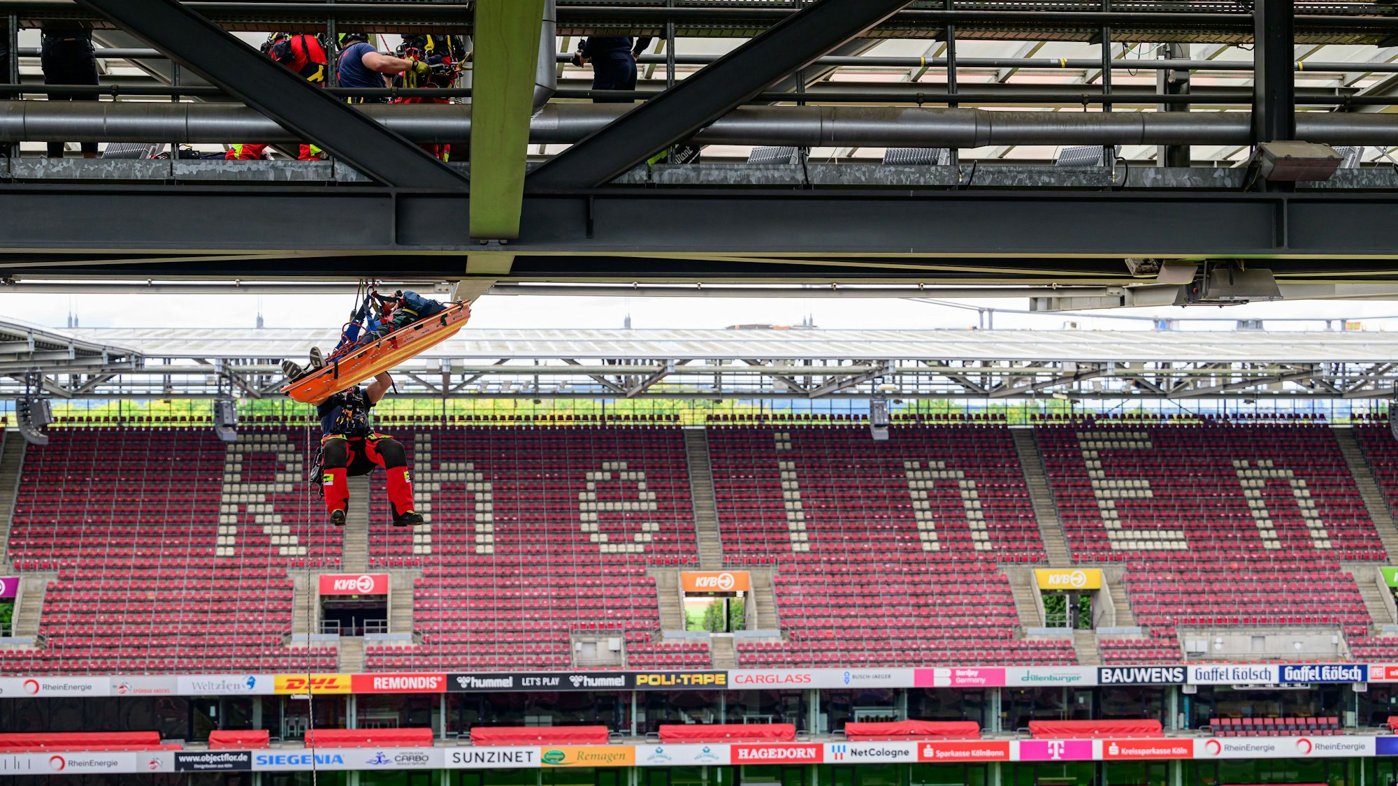 Aus 15 Metern Höhe auf der Osttribüne musste bei der Übung eine Person geborgen werden.