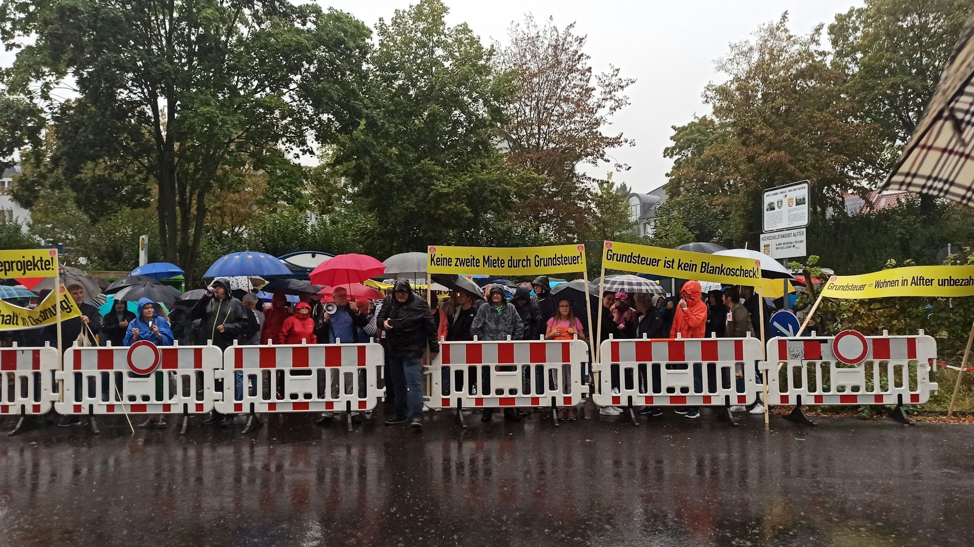 Trotz starken Regens und Gewitter folgten mehrere Hundert Bürger der Einladung der BI zur Demonstration