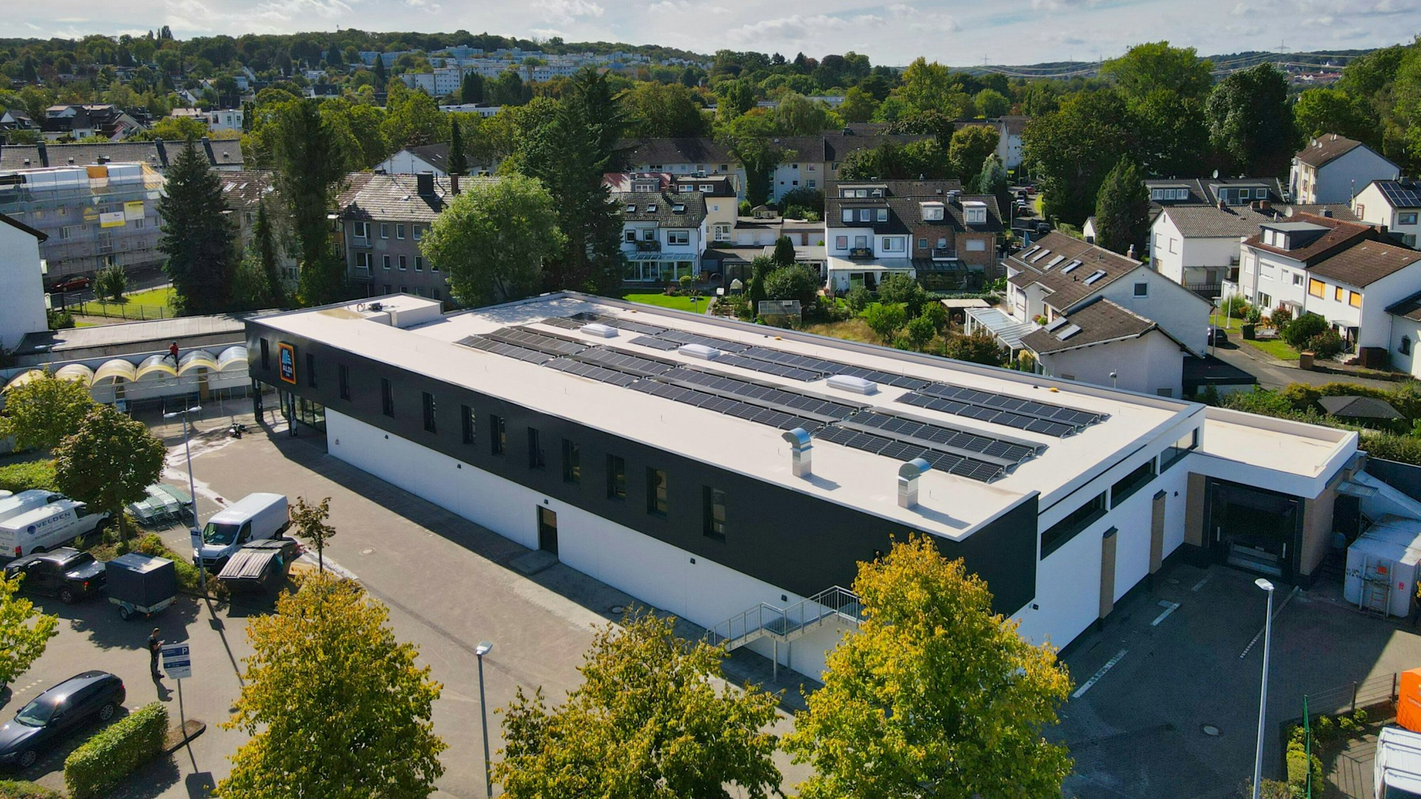 Die Backwelt-Regale rechts sind am Tag vor der Wiedereröffnung noch leer, aber sonst ist die Duisdorfer Aldi-Filiale schon gut bestückt. AUnter Hochdruck wird alles fertiggestellt.