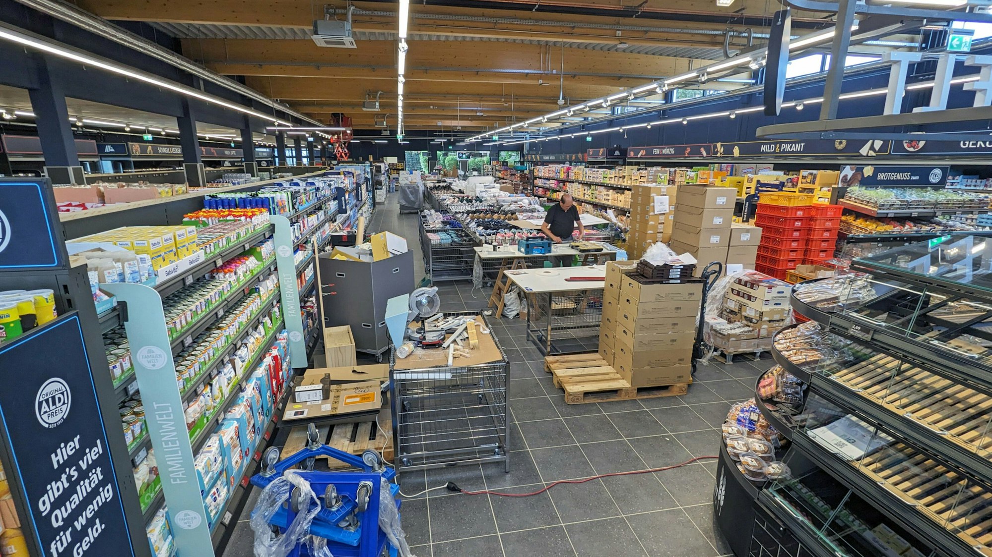 Die Backwelt-Regale rechts sind am Tag vor der Wiedereröffnung noch leer, aber sonst ist die Duisdorfer Aldi-Filiale schon gut bestückt.