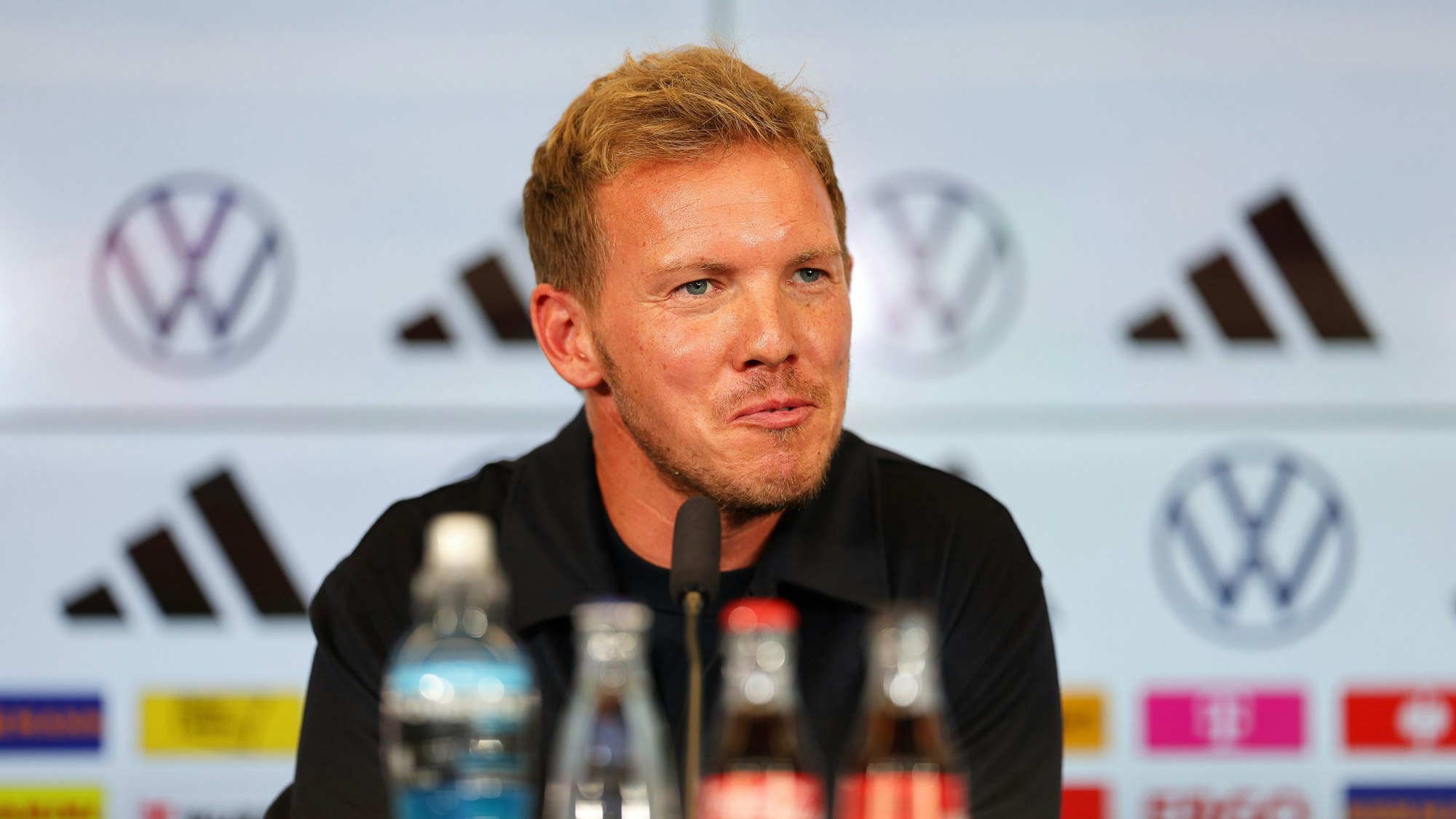 Julian Nagelsmann spricht auf einer Pressekonferenz.