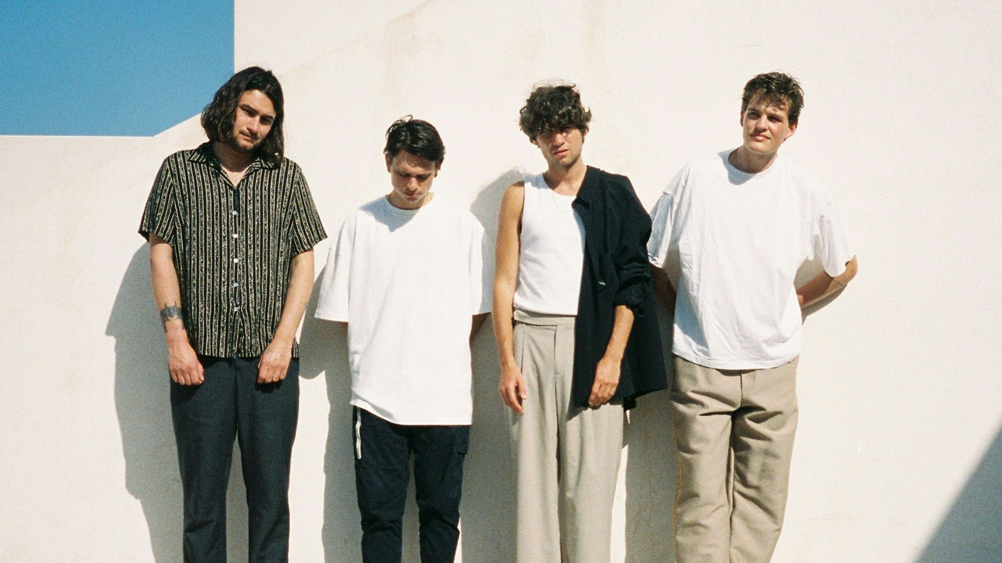 Die Band Jeremias steht vor einer weißen Wand.