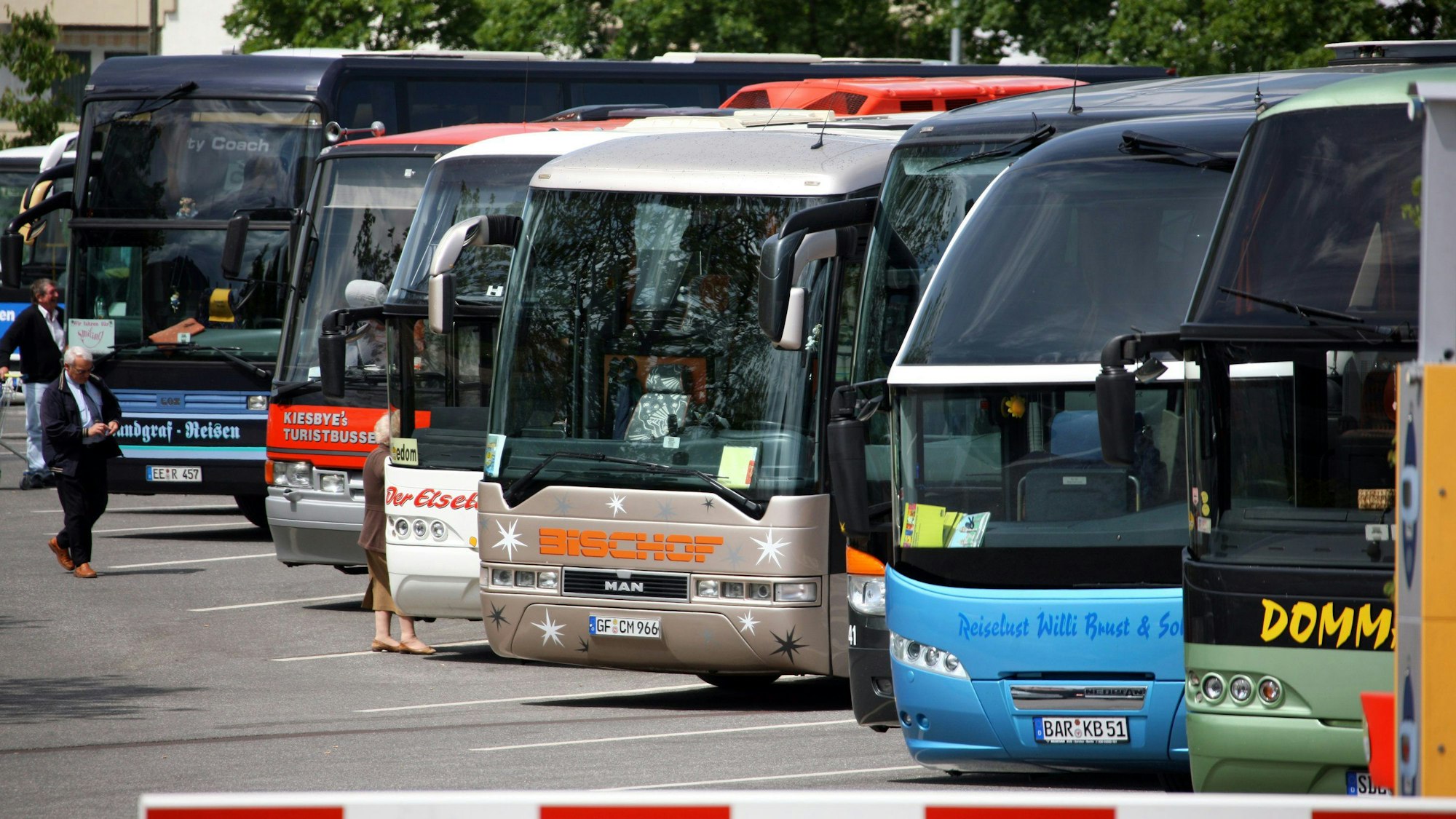 Reisebusse stehen auf einem speziellen Busparkplatz. (Symbolbild)