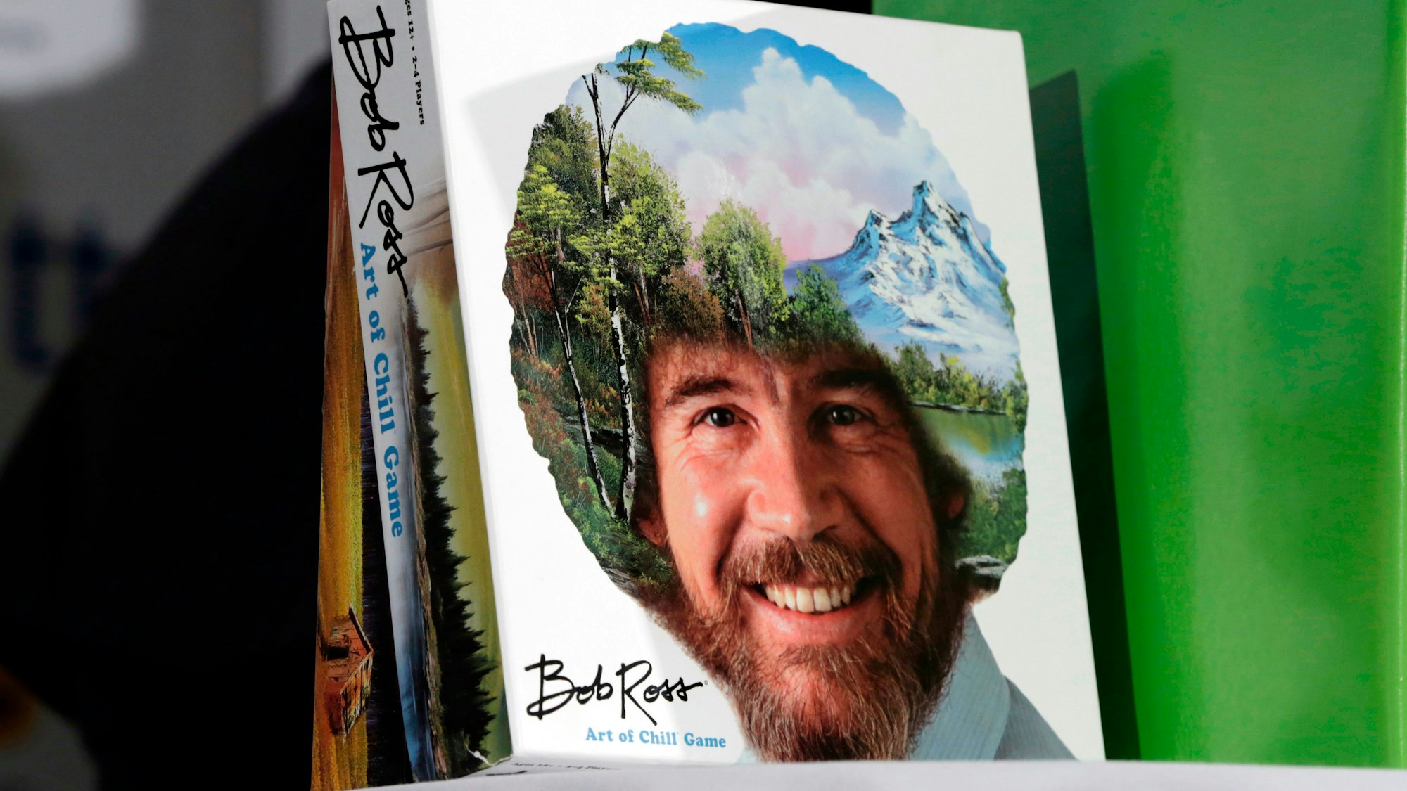EIn Foto des Bob Ross Buchs „Art of Chill Game“, auf dessen Cover man den Künstler sieht.